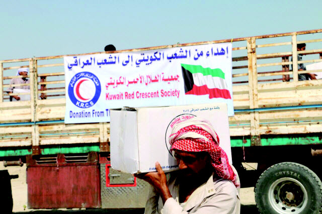 الهلال الأحمر الكويتي توزع 5564 سلة غذائية على النازحين من الأنبار العراقية 